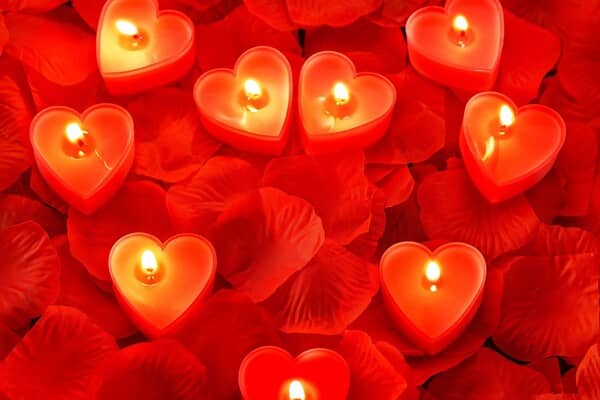 Petales de roses et bougies ambiance weekend romantique