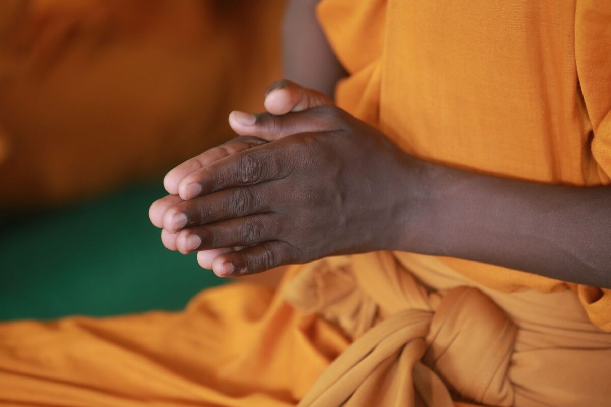 Luang Por : signification, statut et rôle du moine vénérable en thaïlande, guide clair
